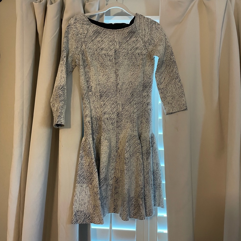 Size 6 Banana Republic zip back comfy dress with a flare out bottom